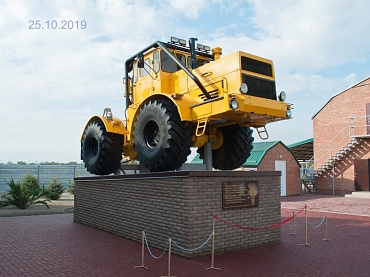 Открытие памятника трактору К-700А