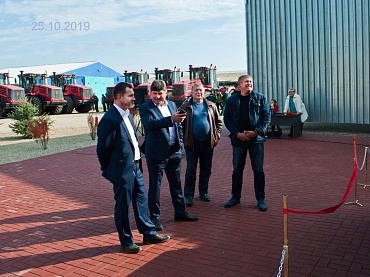 Открытие памятника трактору К-700А